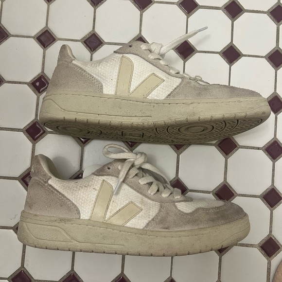 Veja V10 sneaker - Picture 3 of 7